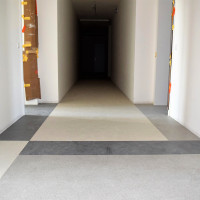 Položená vinylová podlaha ve společných chodbách