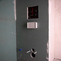 Koupelna s instalační stěnou a SDK záklopem